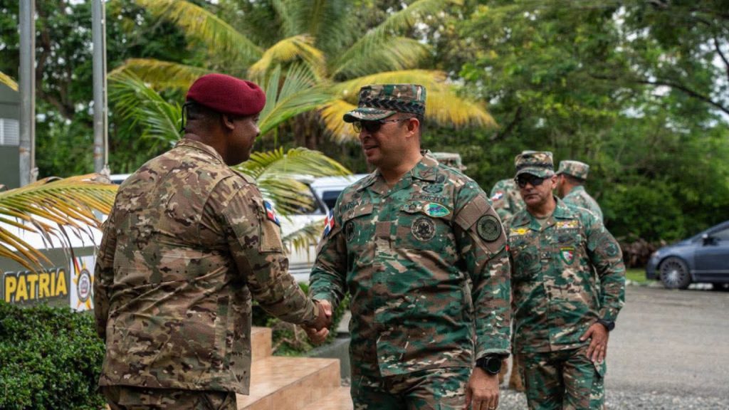 Oficiales militares se saludan durante visita al Batallón de Comandos