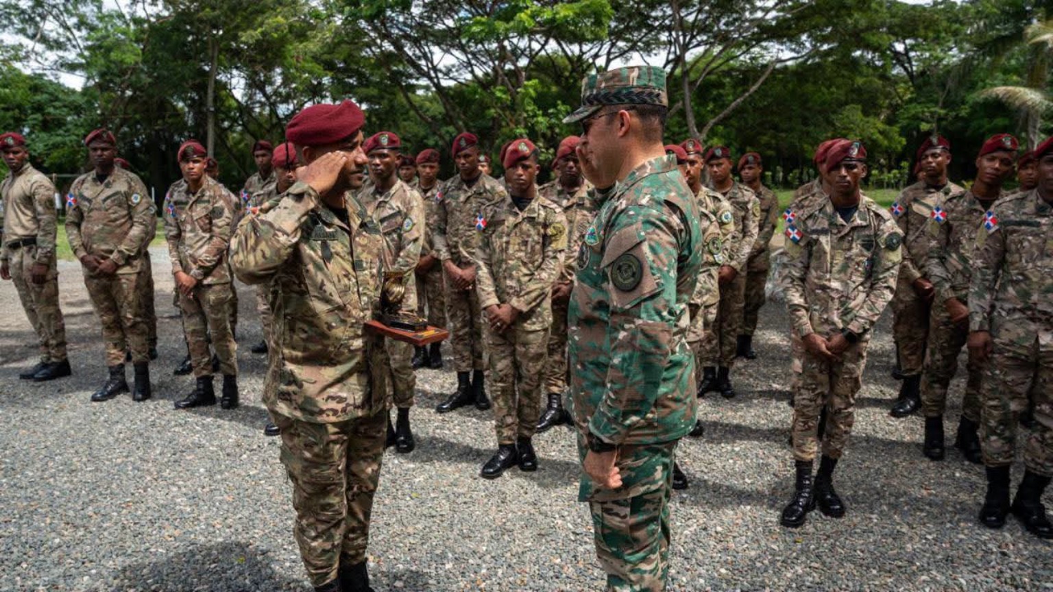 Tropas formadas durante visita de inspección