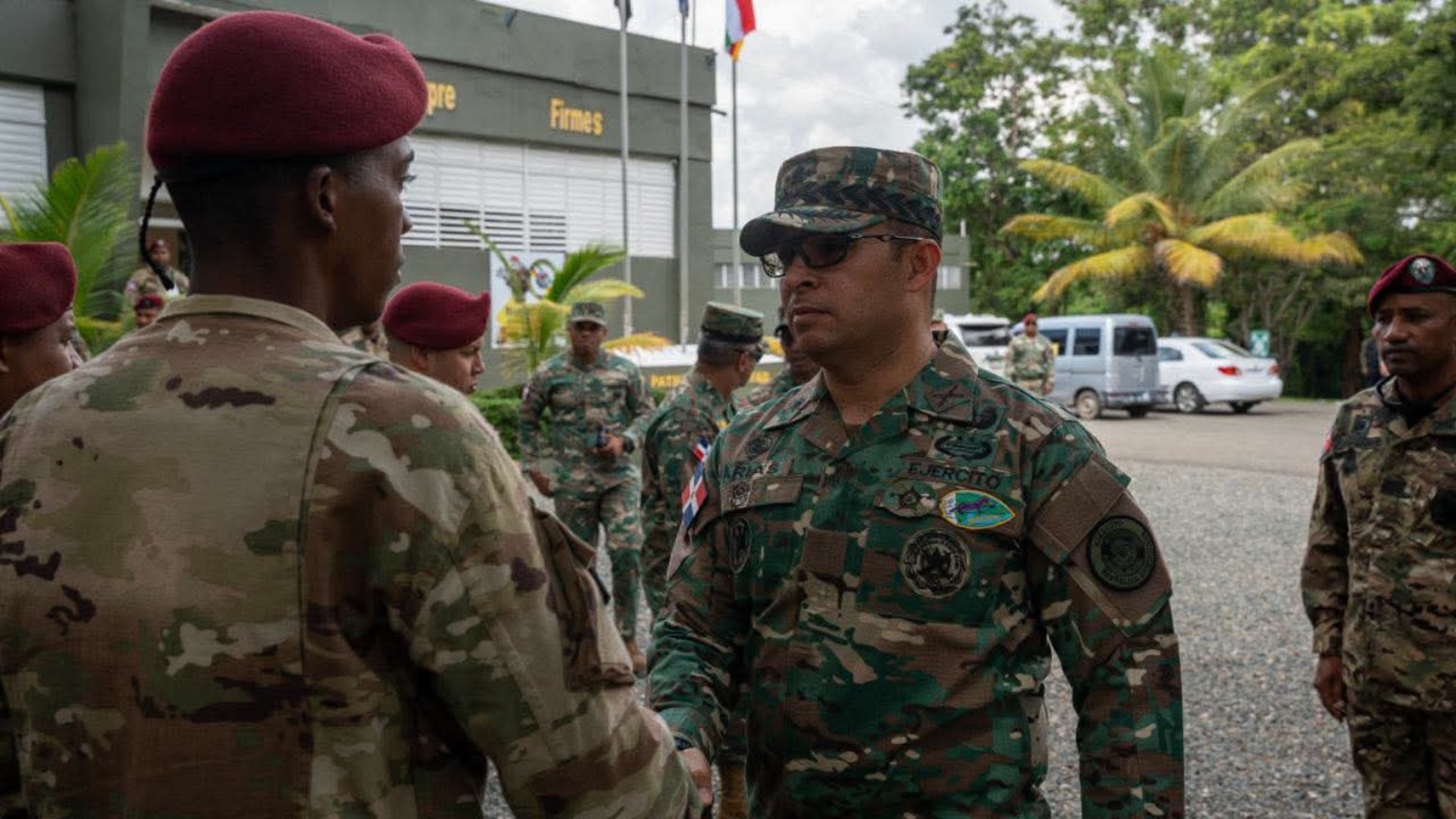 Oficiales militares conversan durante la visita