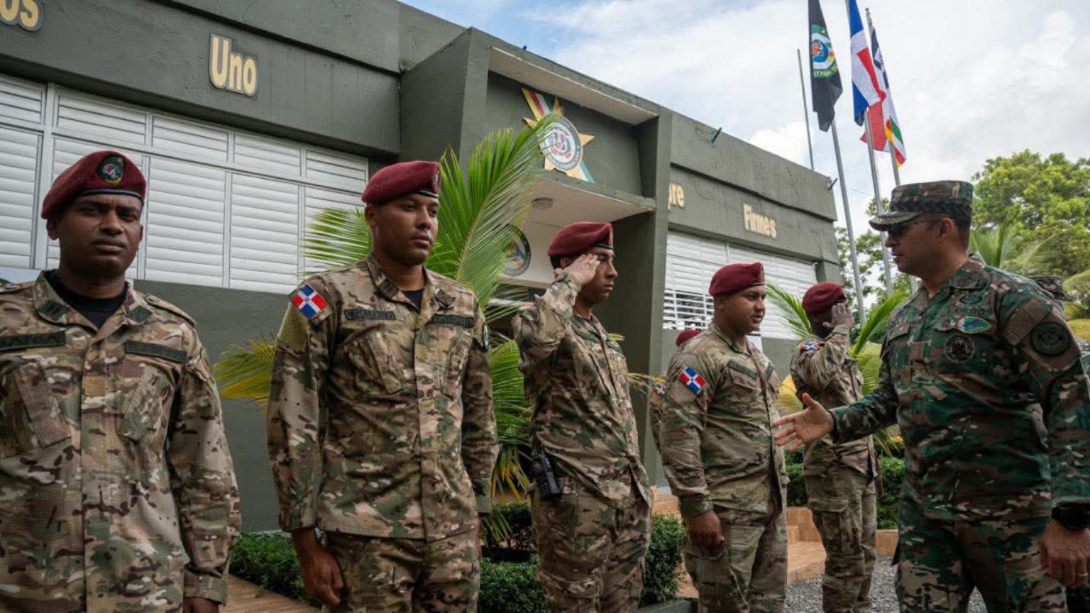 Oficiales saludan a miembros de la unidad