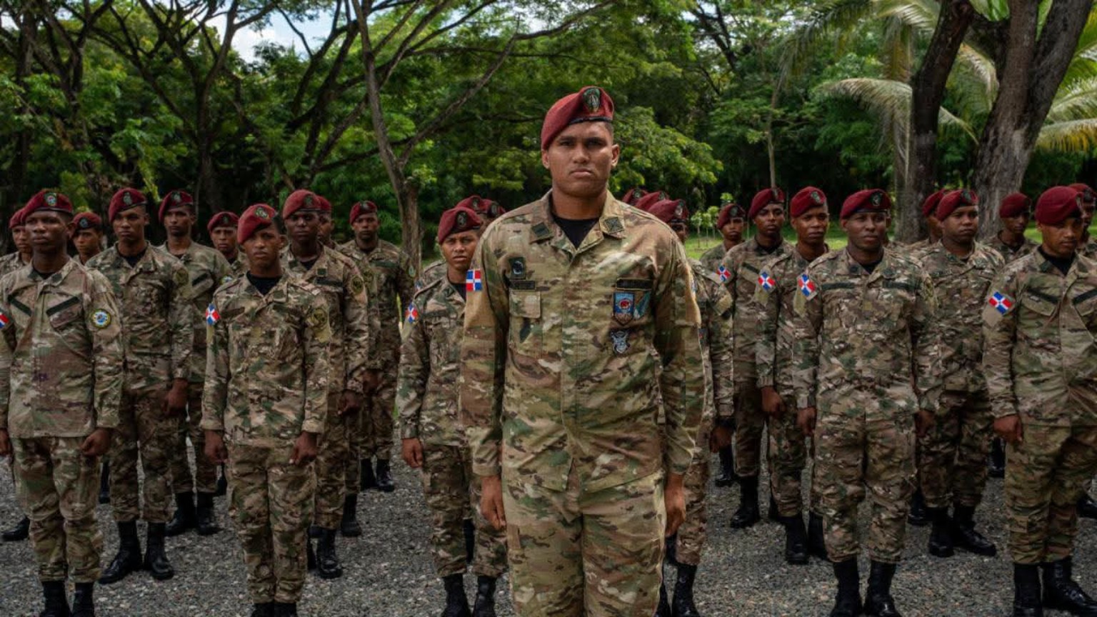 Soldado frente a tropas formadas