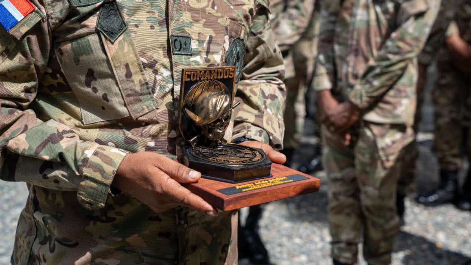 Detalle de objeto sostenido por un militar