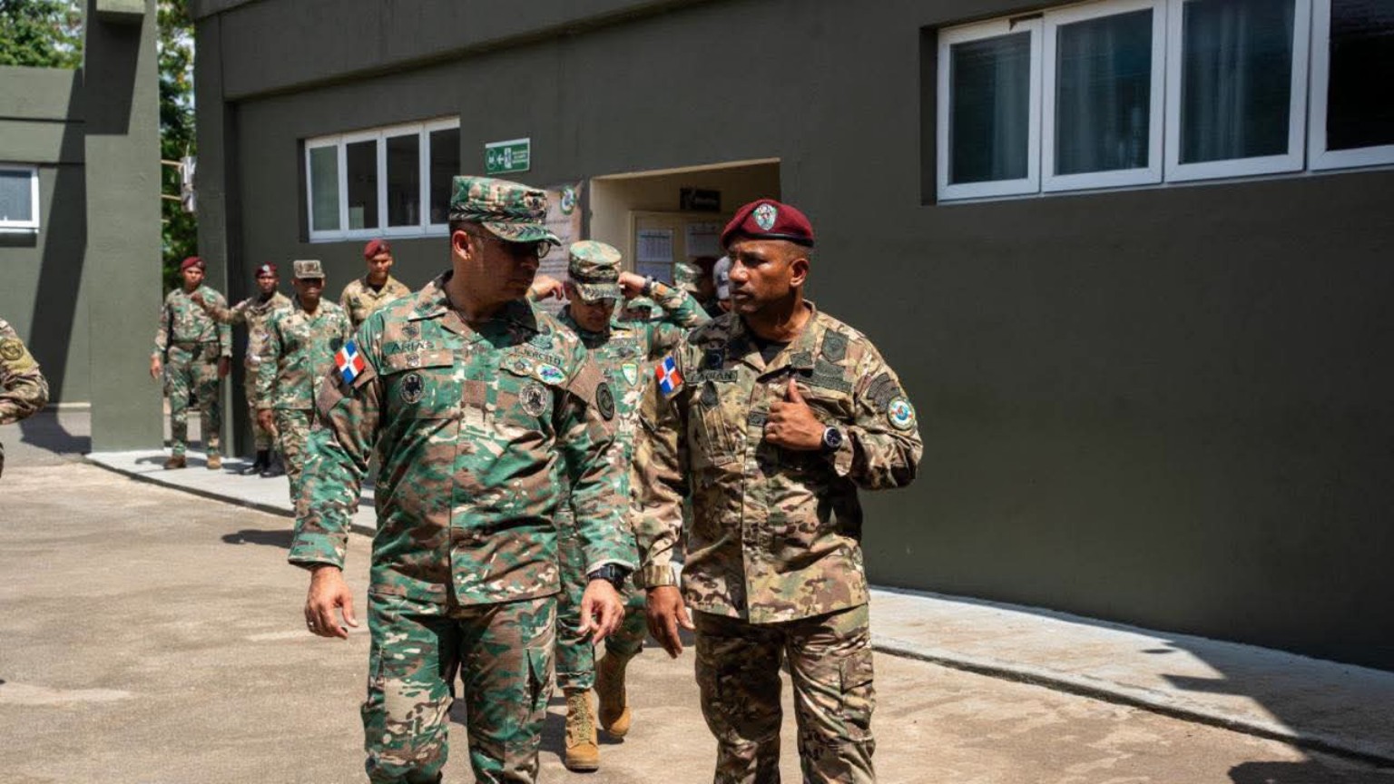Oficiales recorren instalaciones del batallón