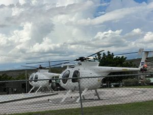 Helicópteros de las Fuerzas Armadas de El Salvador en el helipuerto de la fortaleza de Jimaní el 29 de octubre de 2026.