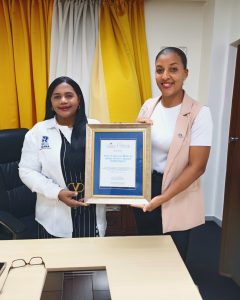 Dos representantes de CEMADOJA sostienen un reconocimiento institucional
