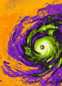 Imagen satelital en falso color del supertifón Champi, con un ojo circular verde y amarillo rodeado de bandas nubosas púrpuras y anaranjadas.