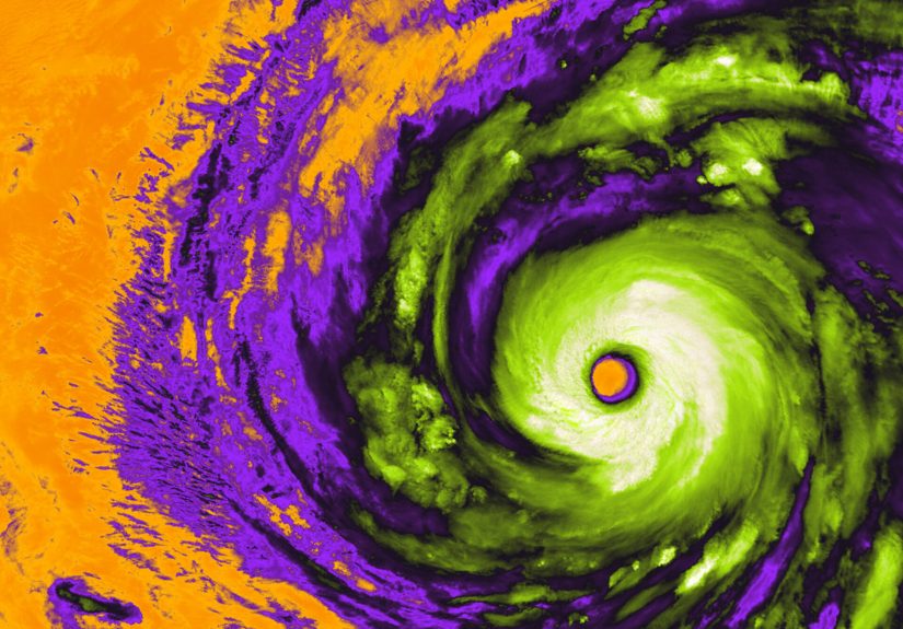 Imagen satelital en falso color del supertifón Champi, con un ojo circular verde y amarillo rodeado de bandas nubosas púrpuras y anaranjadas.