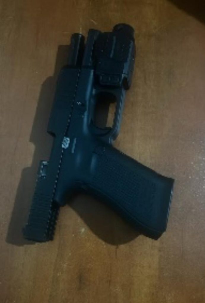Pistola que, según el informe policial, fue ocupada durante la entrega de Jeuris Cuello Martínez.