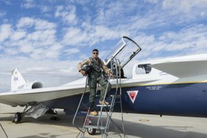 El piloto de pruebas Mike Lippert posa junto al avión supersónico experimental X-59 de la NASA el 21 de octubre de 2026 en Edwards, California.
