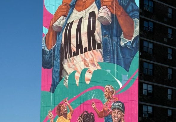 Detalle del mural con una mujer en rolos y una niña sobre sus hombros.