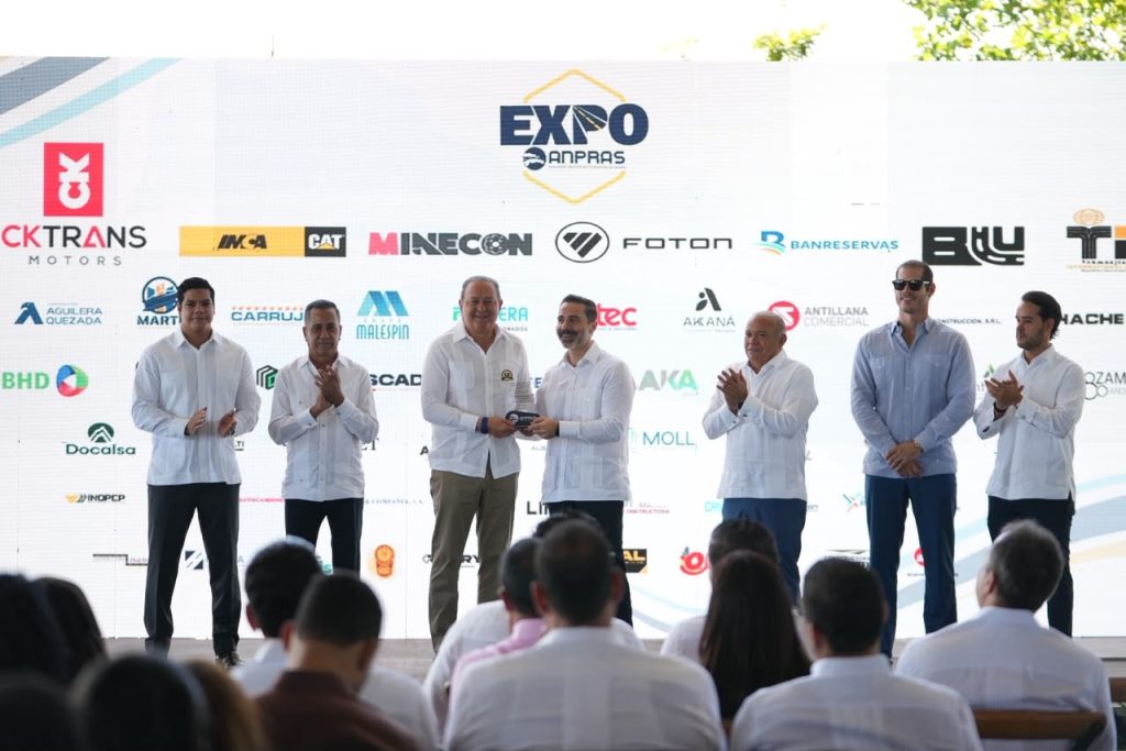 Representantes durante una entrega de reconocimientos en Expo ANPRAS 2026.