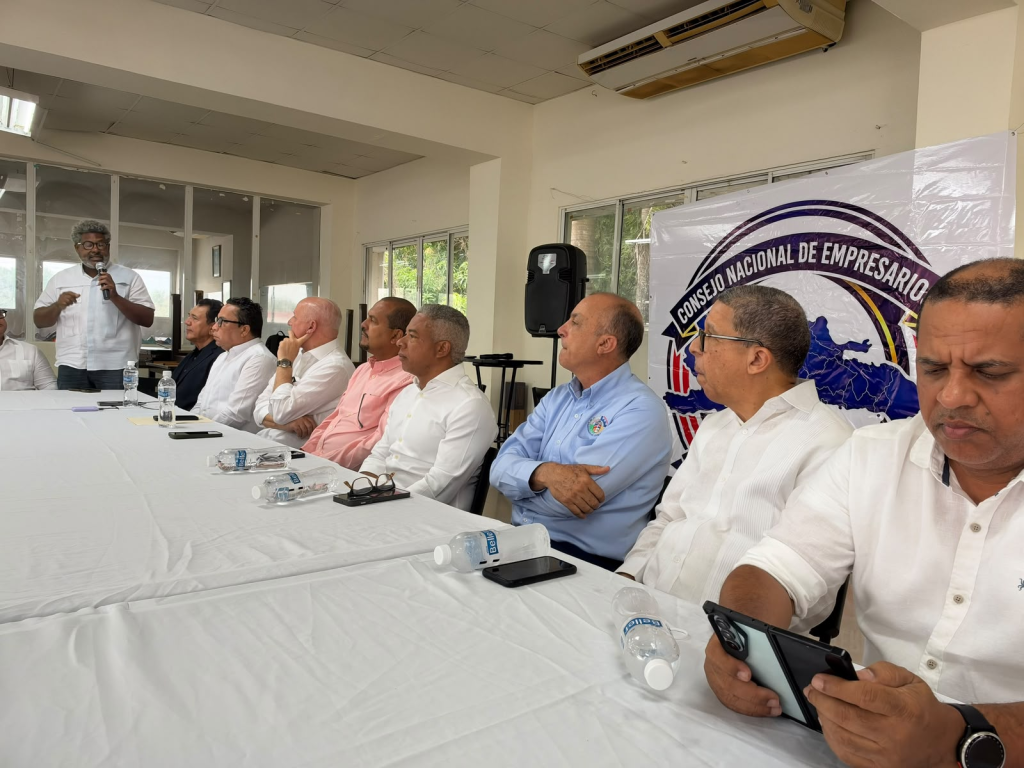 Representantes del sector comercial reunidos en Dajabón