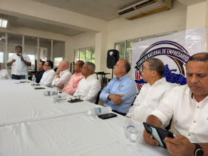 Representantes del sector comercial reunidos en Dajabón