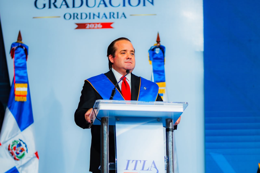 El rector del ITLA, Jimmy Rosario Bernard, pronuncia un discurso durante la graduación.