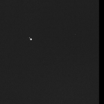 Imagen monocromática captada por la nave Hera en la que aparecen dos puntos luminosos separados correspondientes a los asteroides Didymos y Dimorphos.