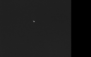 Imagen monocromática captada por la nave Hera en la que aparecen dos puntos luminosos separados correspondientes a los asteroides Didymos y Dimorphos.