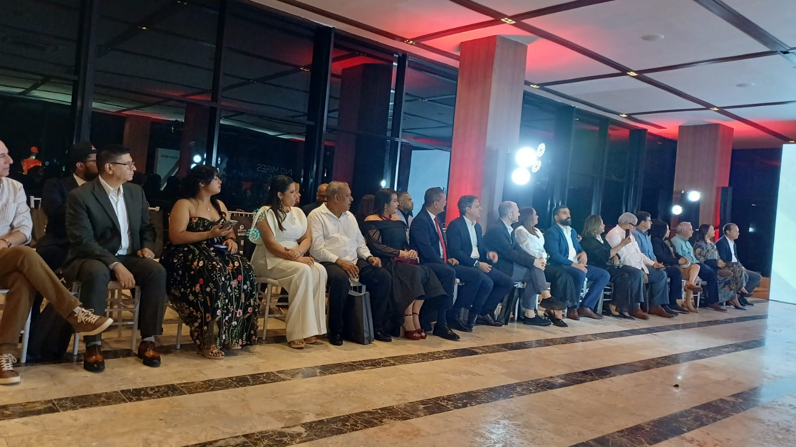 Actividad de presentación de uniformes Grabo Estilo y Velilla
