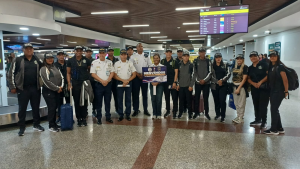 Delegación internacional reunida en un aeropuerto durante la recepción de equipos.