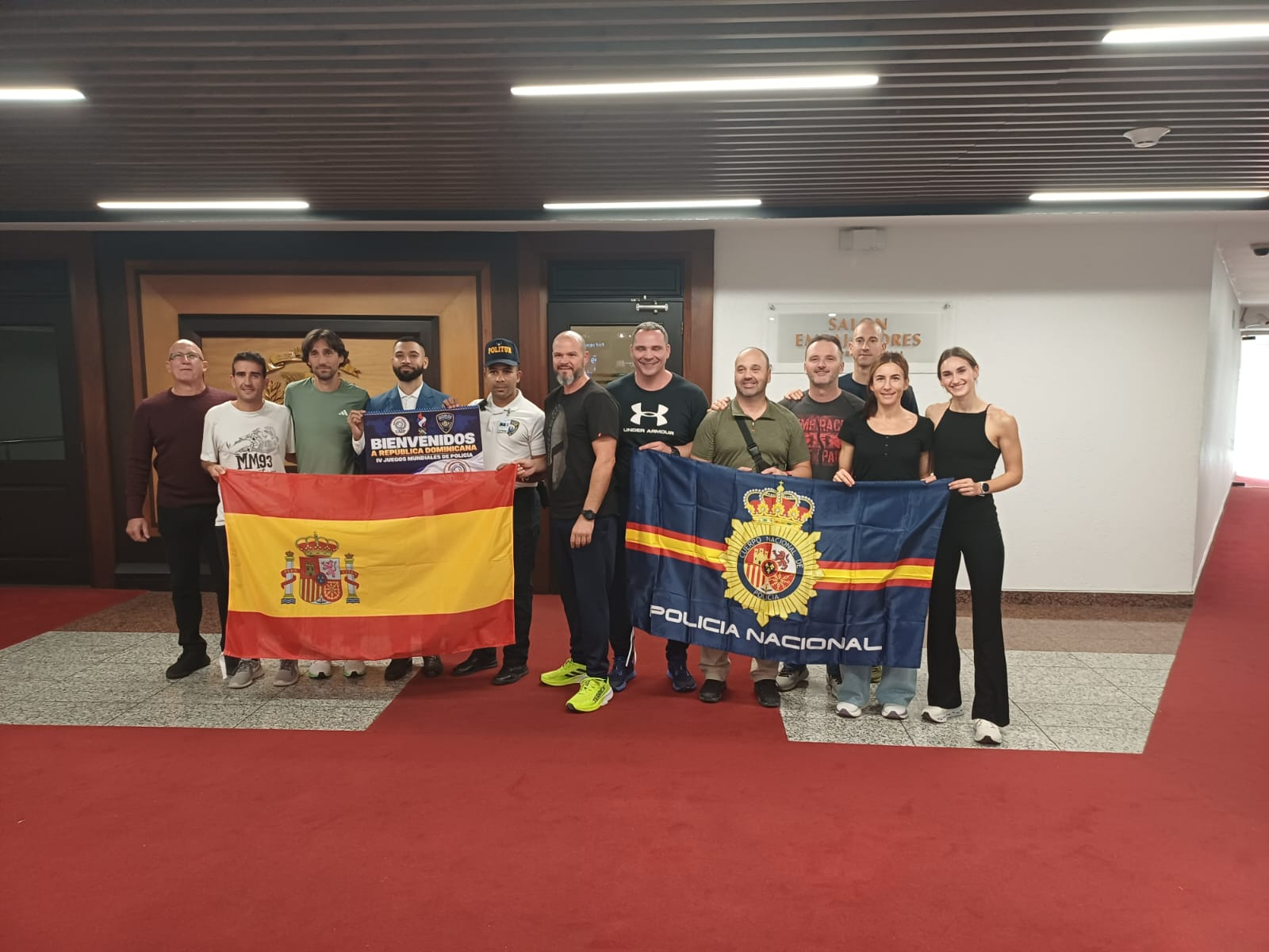 Atletas posan con las banderas de España y de la USIP.