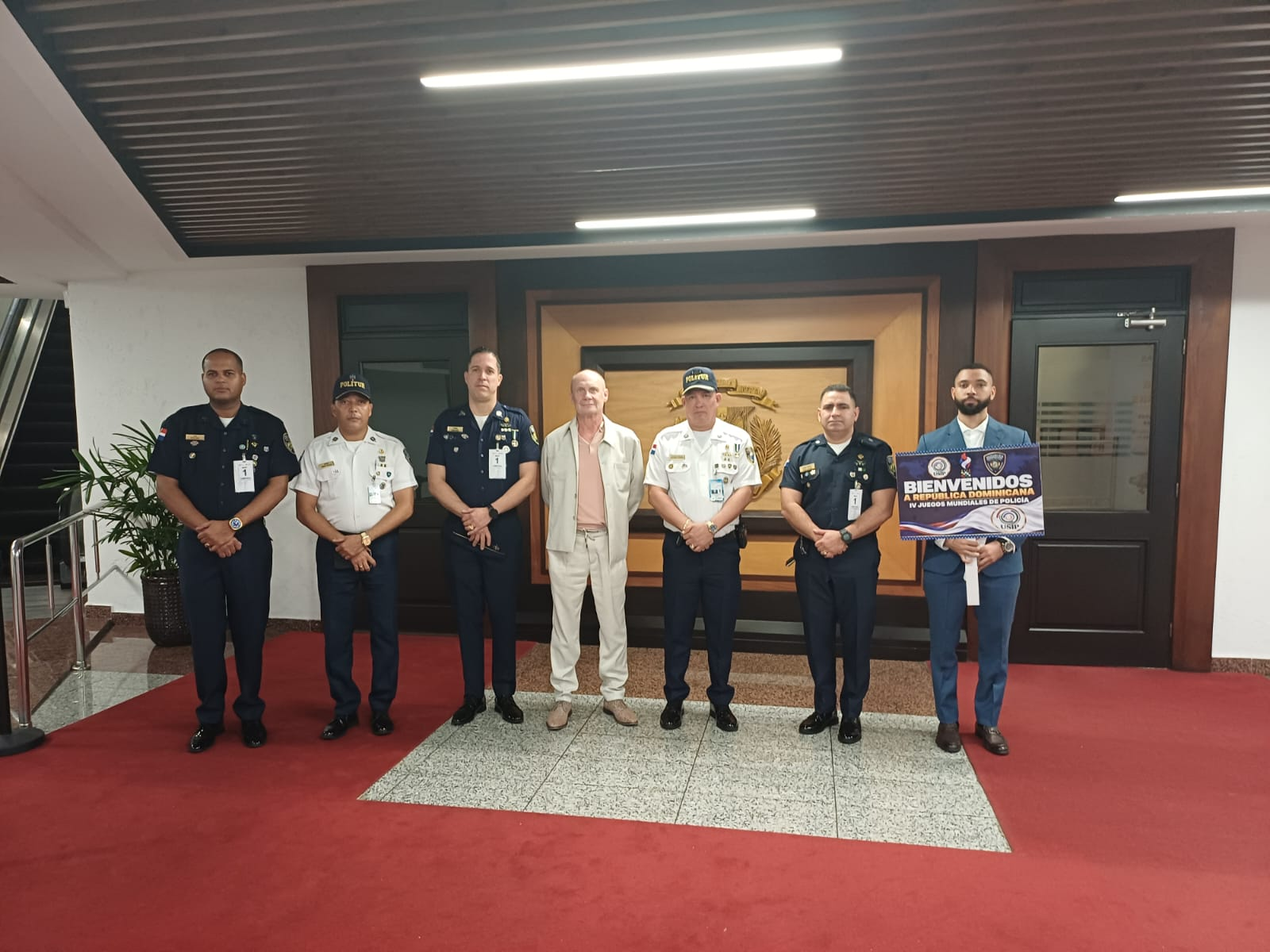 Representantes posan con una placa conmemorativa durante la recepción.