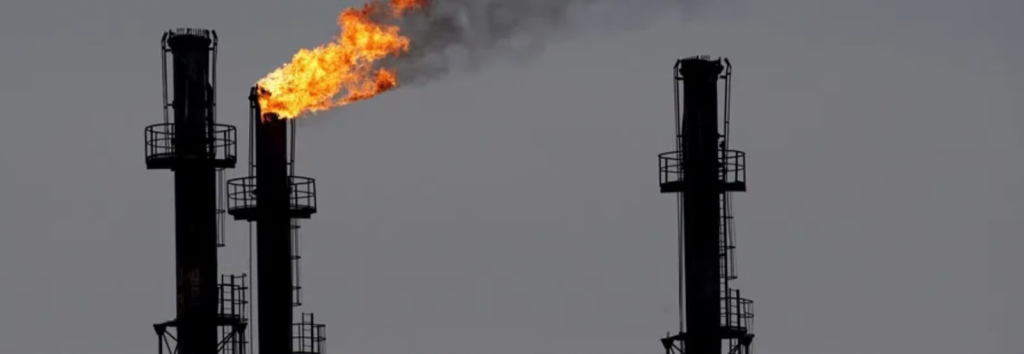 Antorcha de una instalación industrial, imagen ilustrativa del mercado energético.