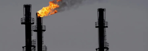 Antorcha de una instalación industrial, imagen ilustrativa del mercado energético.