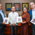 Representantes de Efemérides Patrias y UNAPEC posan con ejemplares del libro Ajusticiamiento de Trujillo.