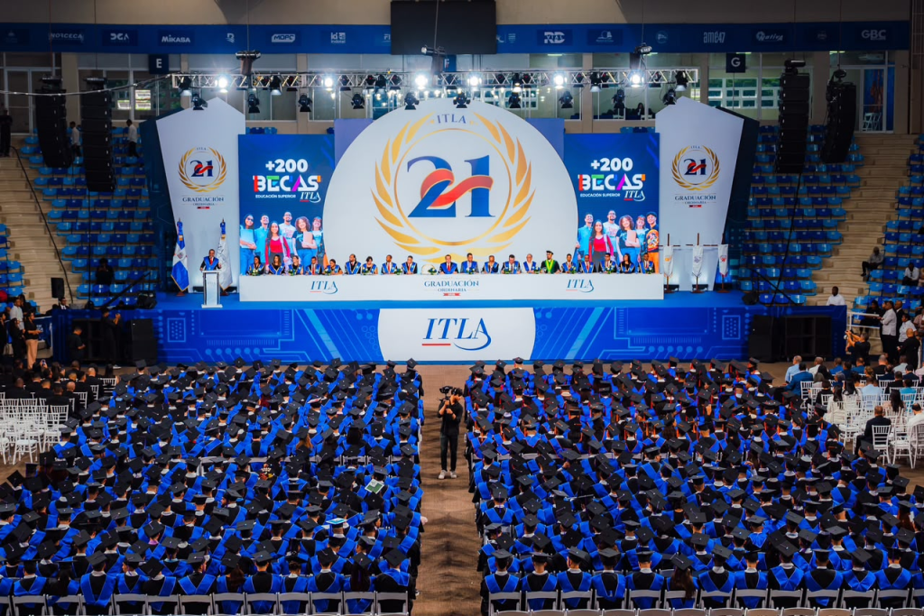 Panorámica de la ceremonia de la XXI Graduación Ordinaria del ITLA, con cientos de graduandos frente al escenario.