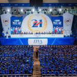 Panorámica de la ceremonia de la XXI Graduación Ordinaria del ITLA, con cientos de graduandos frente al escenario.
