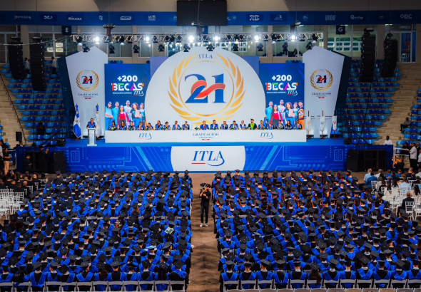 Panorámica de la ceremonia de la XXI Graduación Ordinaria del ITLA, con cientos de graduandos frente al escenario.