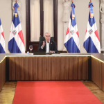 El presidente Luis Abinader durante una reunión con autoridades dominicanas.