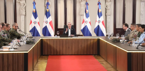 El presidente Luis Abinader durante una reunión con autoridades dominicanas.