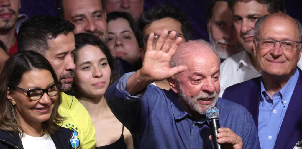 Luiz Inácio Lula da Silva durante un acto rodeado de simpatizantes.