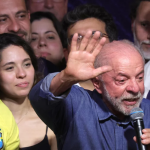Luiz Inácio Lula da Silva durante un acto rodeado de simpatizantes.