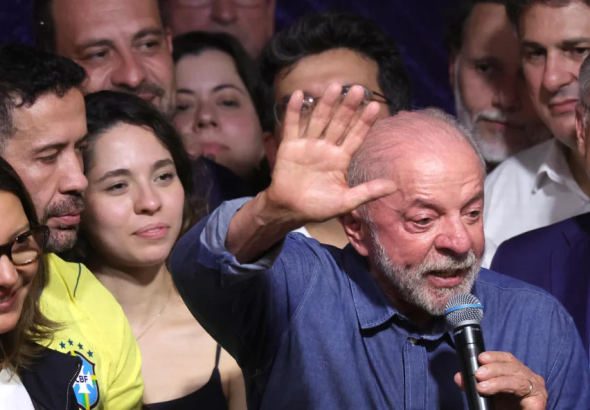 Luiz Inácio Lula da Silva durante un acto rodeado de simpatizantes.