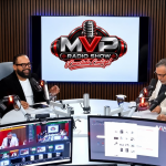 Presentadores de MVP Radio Show durante una transmisión en estudio.