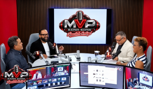 Presentadores de MVP Radio Show durante una transmisión en estudio.