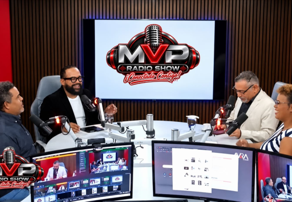 Presentadores de MVP Radio Show durante una transmisión en estudio.