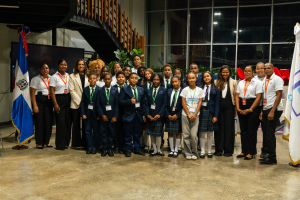 Estudiantes y representantes de Perfecto Labs durante el encuentro en Santo Domingo