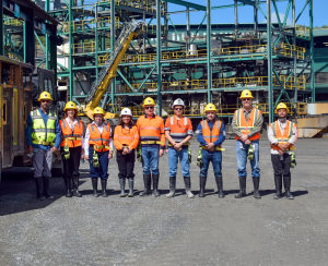 Delegación de CAMIPE y representantes de CORMIDOM en Cerro de Maimón