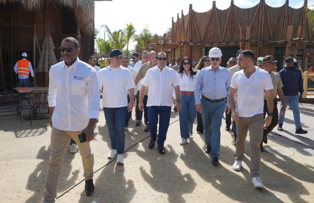 Autoridades y representantes del proyecto recorren las instalaciones de Port Samaná
