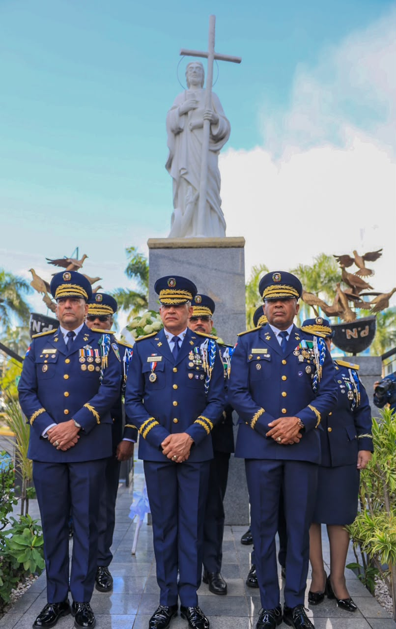 Oficiales ante el monumento de San Judas Tadeo
