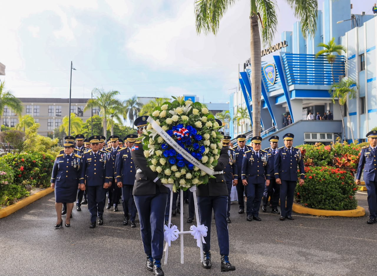 Ofrenda floral en el homenaje de la Policía Nacional
