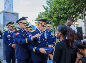 Entrega de la bandera nacional durante el homenaje a los policías caídos