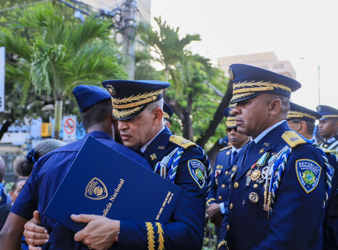 Abrazo durante la ceremonia de homenaje a los agentes caídos