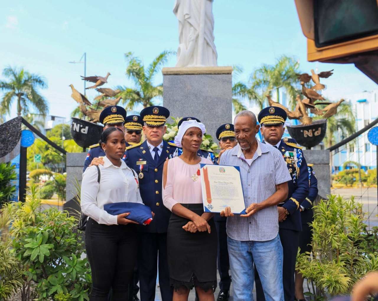 Familiares reciben un reconocimiento en la ceremonia policial