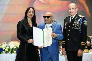 Entrega de condecoración durante la Orden del Mérito Policial 2026
