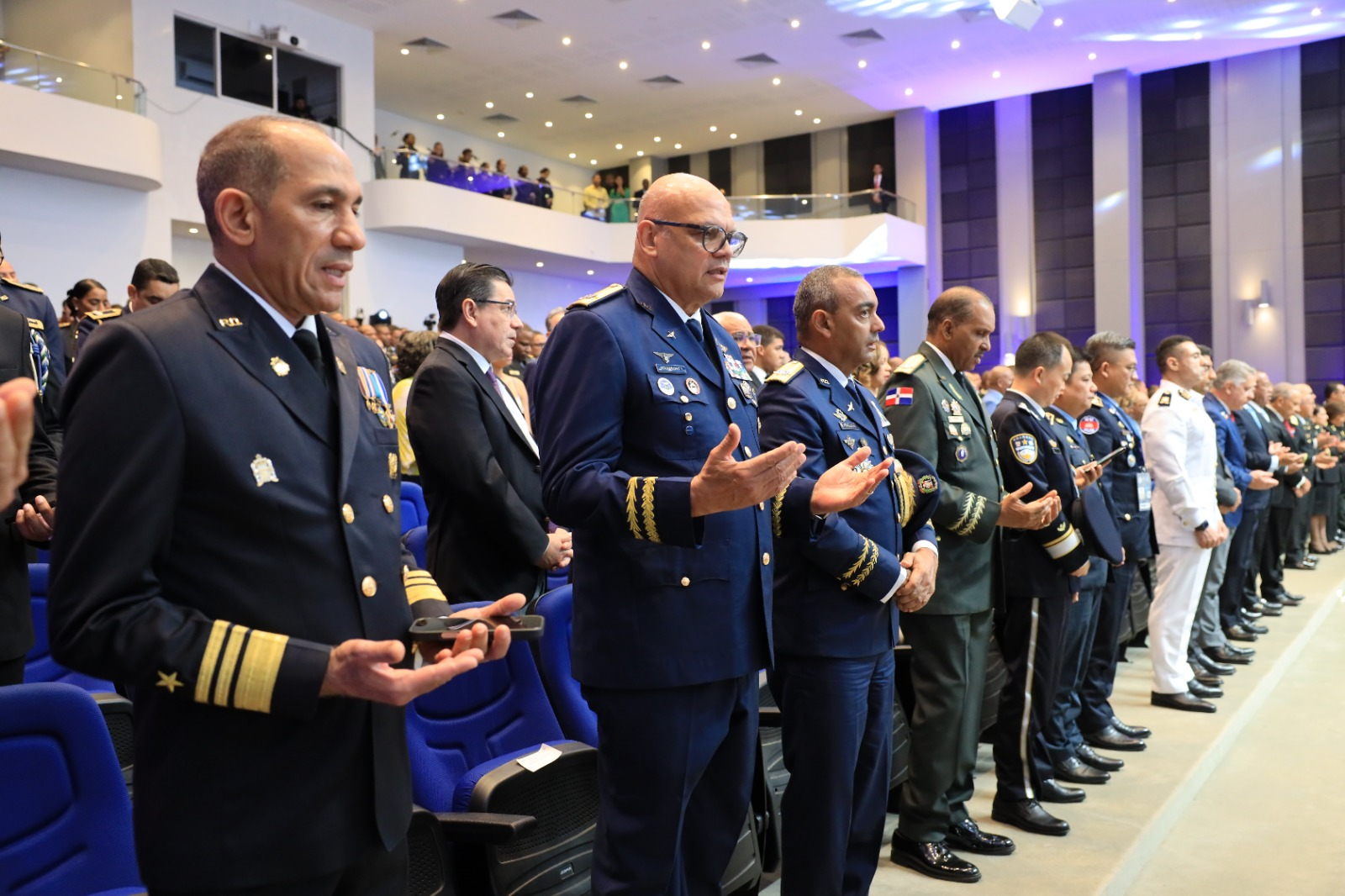 Participantes en la ceremonia de condecoración policial