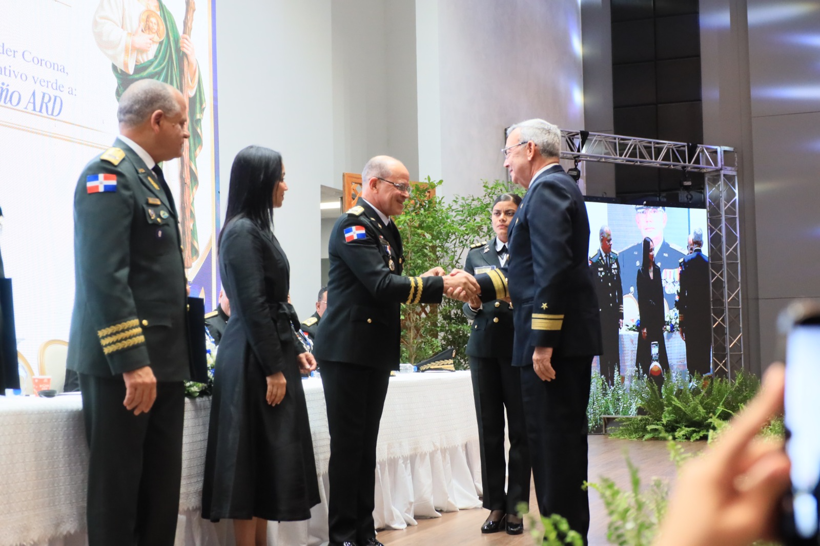 Entrega de distinción a un oficial de la Armada