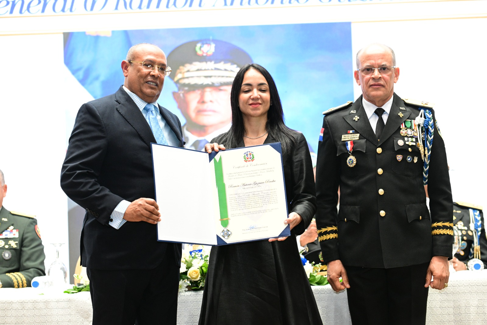 Entrega de condecoración a Ramón Antonio Guzmán Peralta